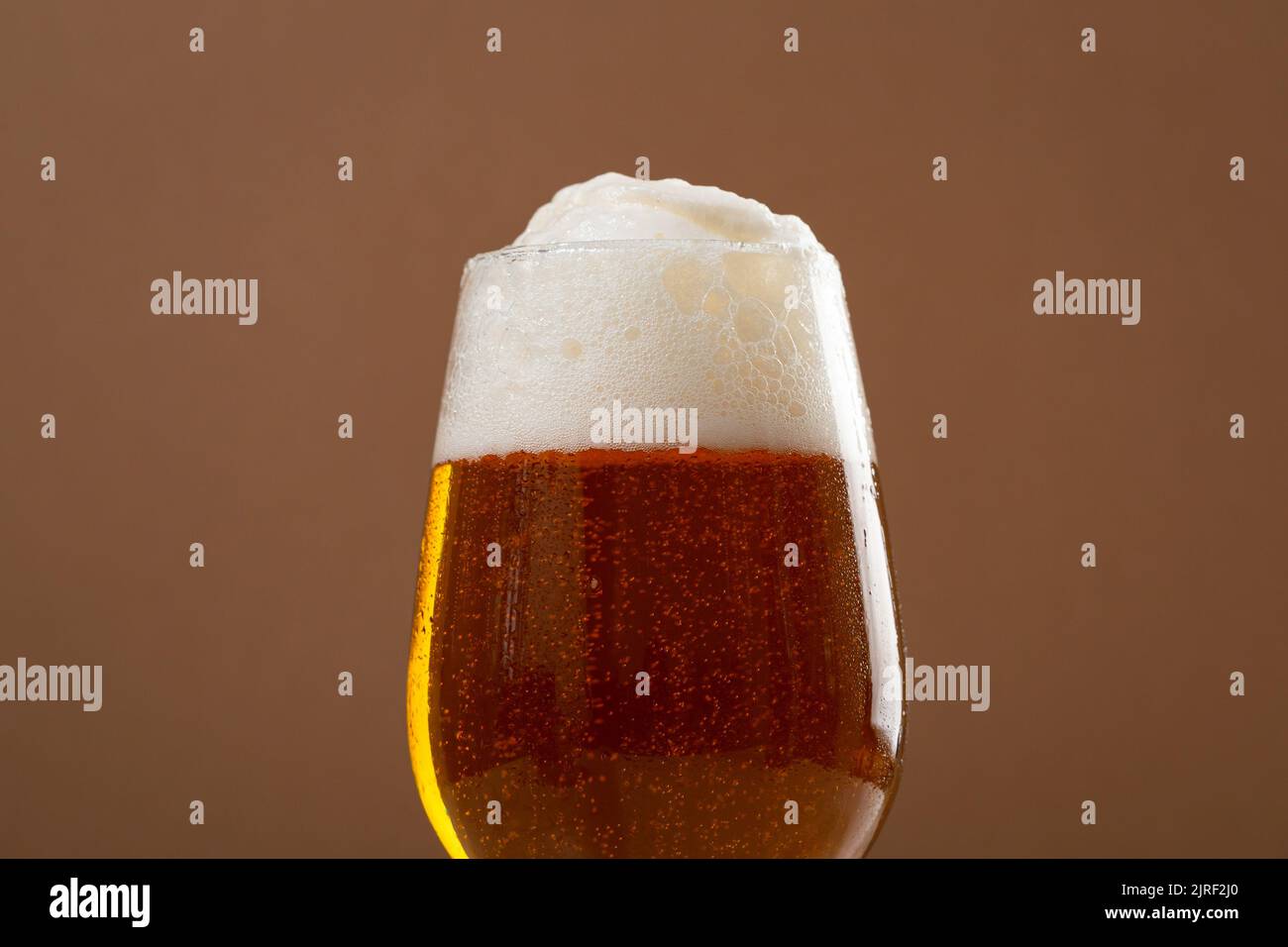 Leichtes Bier mit Schaumstoff im Glas und Snacks kopieren Platz Stockfoto