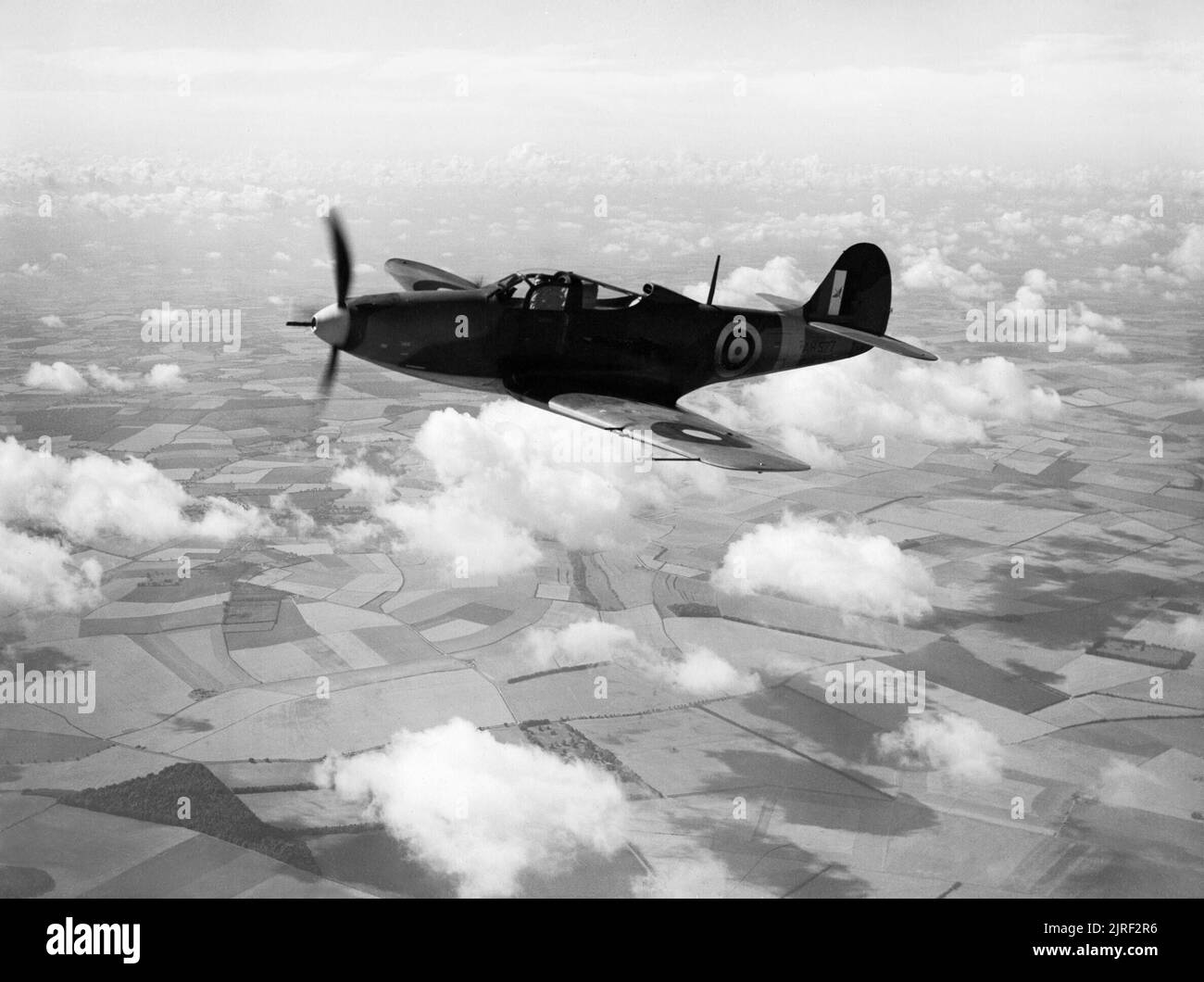 Bell Airacobra Mk I Nr. 601 Squadron RAF in Duxford, Cambridgeshire, 21. August 1941. Airacobra Mark I, AH 577, Nr. 601 Squadron RAF in Duxford, Cambridgeshire, im Flug. Dieses Flugzeug wurde codiert &#145; UF-M&#146; und war für eine Zeit der persönlichen Flugzeuge des Geschwaders Kommandierender Offizier. Stockfoto