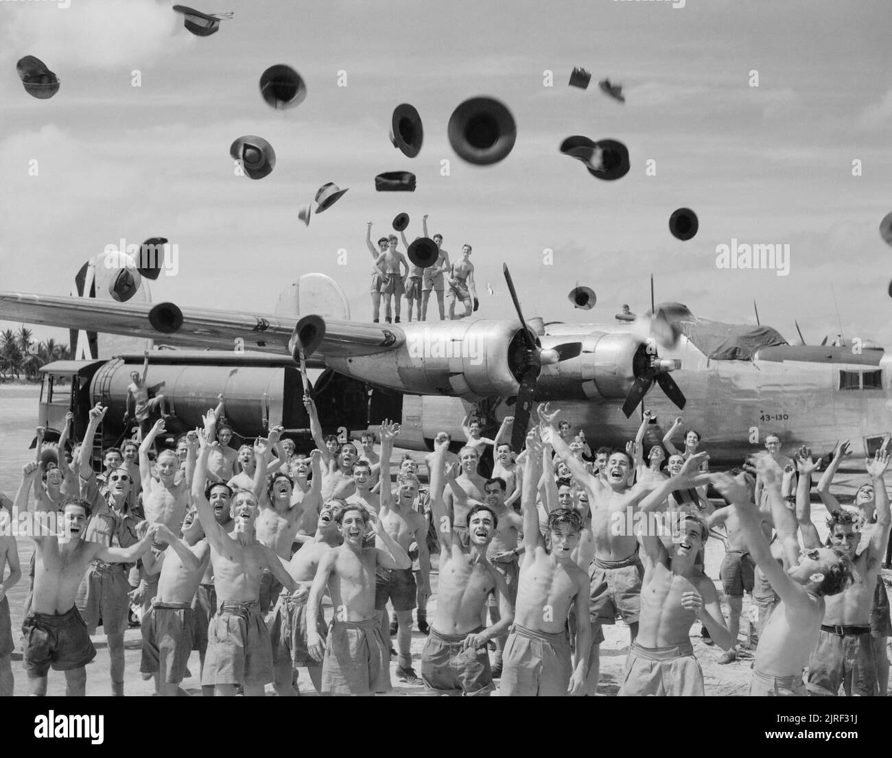 Royal Air Force in den Fernen Osten, 1941-1945. Bodencrews von Nr. 356 Squadron RAF an der West Island, Cocos (Keeling) Inseln, Feiern vor einem Ihrer konsolidierten Befreier Markierung B VIs auf hören die Nachricht von der Kapitulation Japans. Stockfoto