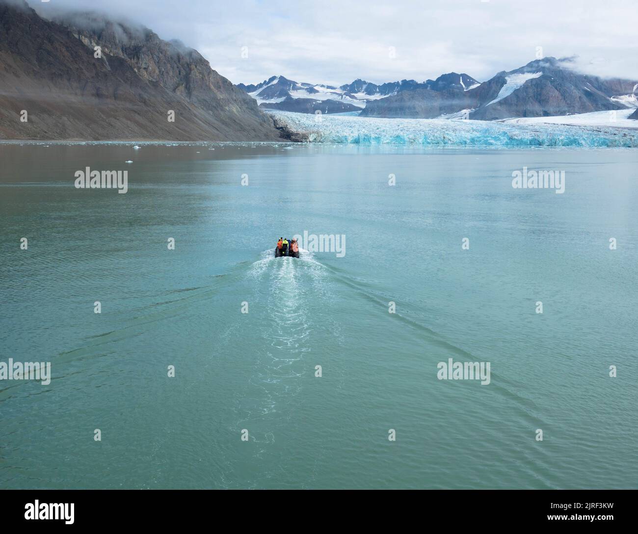 Panoramablick auf den 14.. Juli-Gletscher oder den Fjortende Julibreen. Ist ein schöner Gletscher, der im Nordwesten Spitzbergens gefunden wurde. Schwimmendes Packeis Stockfoto