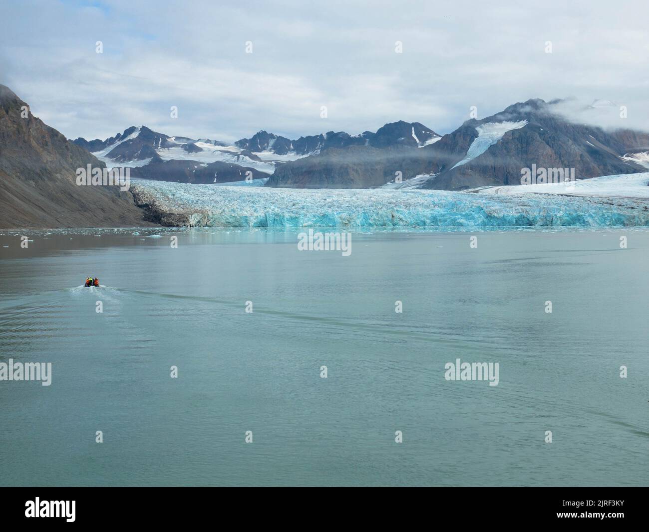 Panoramablick auf den 14.. Juli-Gletscher oder den Fjortende Julibreen. Ist ein schöner Gletscher, der im Nordwesten Spitzbergens gefunden wurde. Schwimmendes Packeis Stockfoto