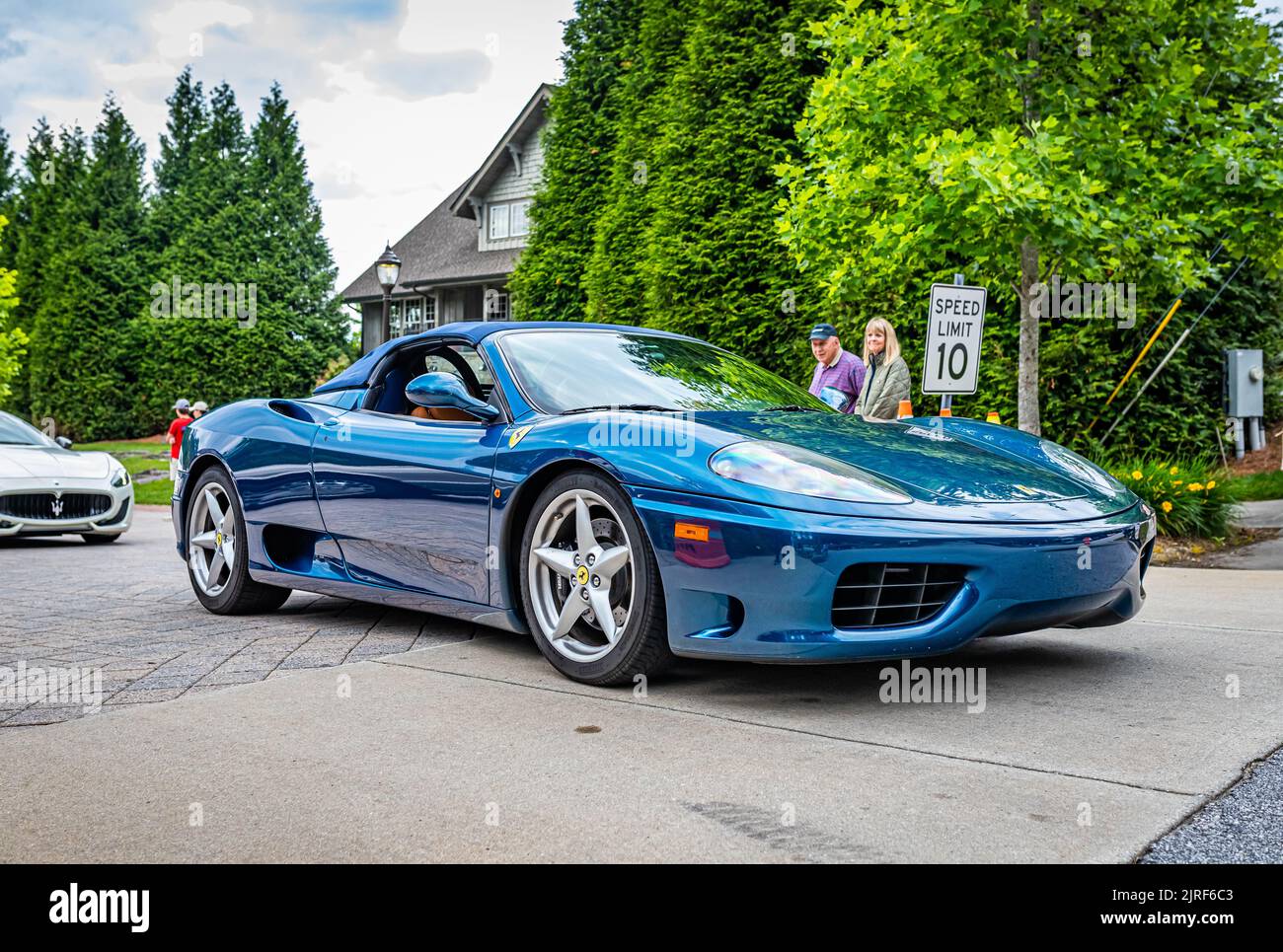 Highlands, NC - 10. Juni 2022: Vorderansicht eines Ferrari 360 Modena Spider F1 Cabriolets aus dem Jahr 2003 mit niedriger Perspektive beim Verlassen einer lokalen Automobilausstellung. Stockfoto