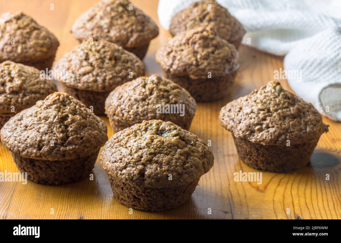 Bran Muffins auf Holztisch mit selektivem Fokus Stockfoto