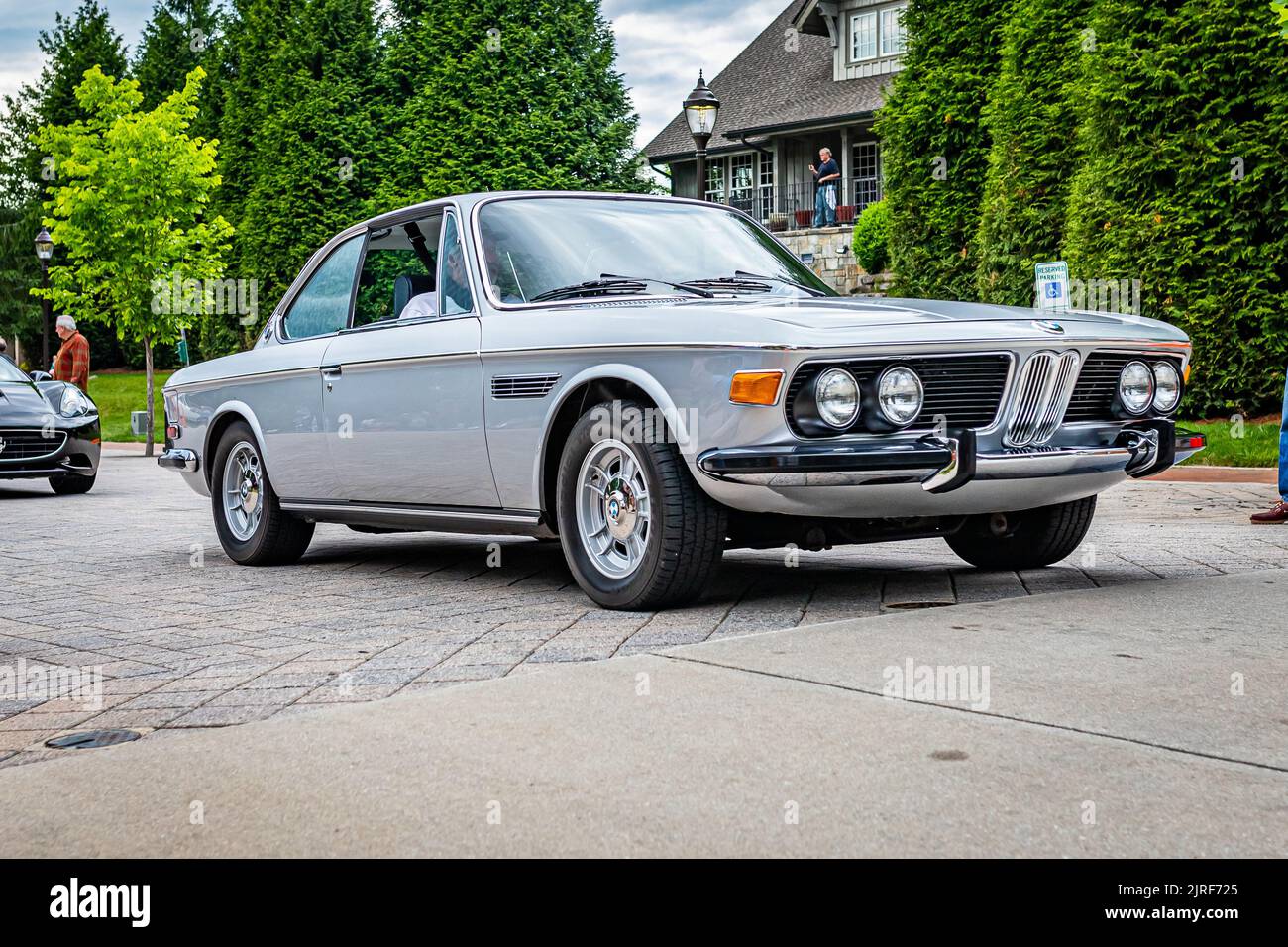 Highlands, NC - 10. Juni 2022: Vorderansicht eines BMW 3,0 CS Coupés aus dem Jahr 1971, das eine lokale Automobilausstellung verlässt. Stockfoto