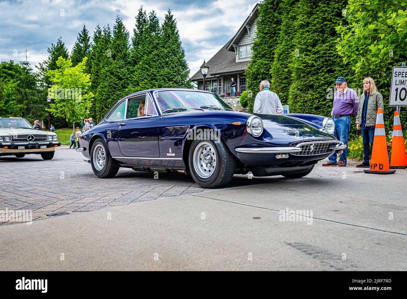 Highlands, NC - 10. Juni 2022: Vorderansicht eines Ferrari 330 GTC Hardtop Coupés aus dem Jahr 1967, das eine lokale Automobilausstellung verlässt. Stockfoto