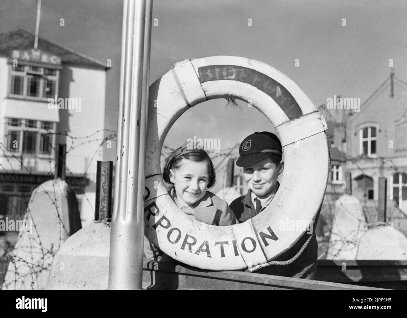 Maureen und Maurice Foley in Bideford Hafen, North Devon 1941 nach ihrer Evakuierung aus London. 6 Jahre alte Maureen Foley und ihr 9-jähriger Bruder Maurice Blick durch ein Leben - Ring in Bideford Hafen, North Devon im Jahre 1941. Maureen und Maurice wurden aus ihrer Heimat bei 38 Westcott Halbmond in Hanwell, West London mit ihrer Mutter evakuiert. Stockfoto