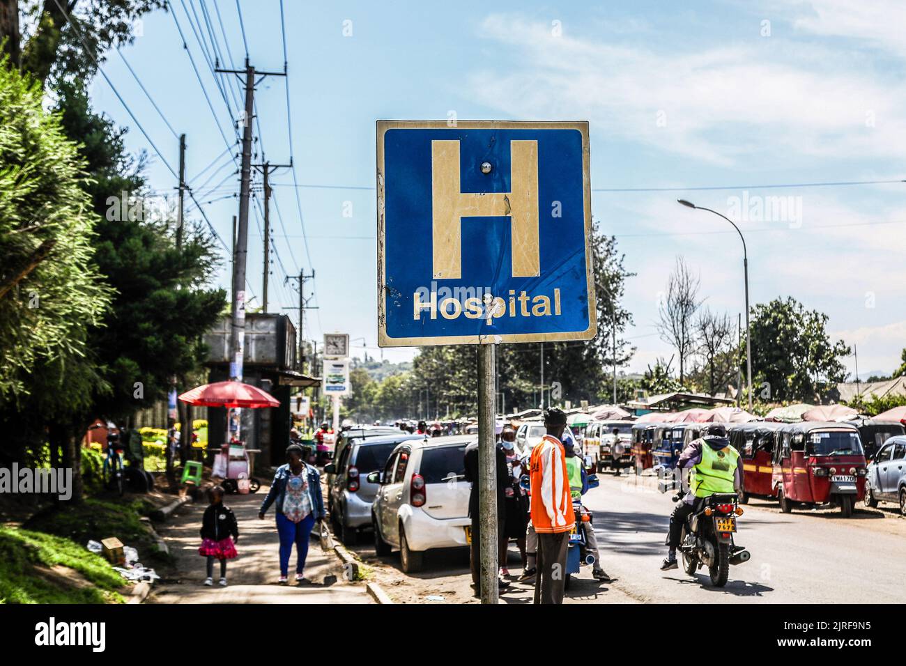 Eine allgemeine Ansicht eines Krankenhauszeichens am Eingang des Nakuru Level 5 Krankenhauses in Nakuru Town, wo zwei Kinder, die vom Schweinegrippe-Virus (H1N1) betroffen sind, aufgenommen werden. Die Regierung sagt, dass sie einen Ausbruch der Schweinegrippe (H1N1) im Dorf Kiptangwanyi eingedämmt hat. Die Viruserkrankung hat das Leben eines Kindes beansprucht und 8 weitere im Nakuru Level 5 und im Kiptangwanyi Health Center in Elementtaita ward aufgenommen. Stockfoto