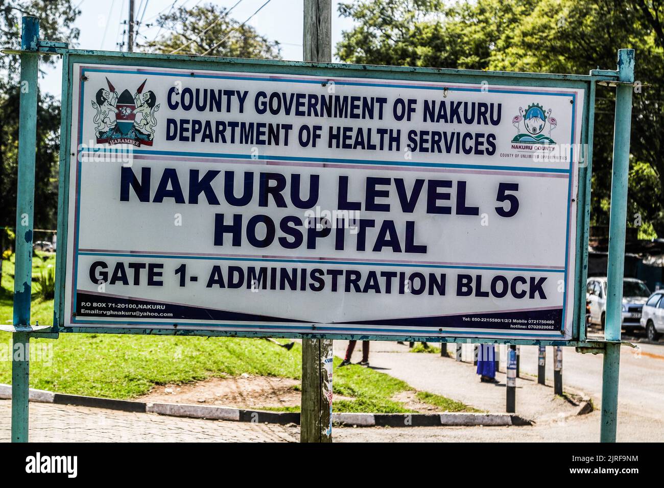 Eine allgemeine Ansicht einer Nakuru Level 5-Krankenhausschild-Tafel in der Stadt Nakuru, wo zwei Kinder, die vom Schweinegrippe-Virus (H1N1) betroffen sind, aufgenommen werden. Die Regierung sagt, dass sie einen Ausbruch der Schweinegrippe (H1N1) im Dorf Kiptangwanyi eingedämmt hat. Die Viruserkrankung hat das Leben eines Kindes beansprucht und 8 weitere im Nakuru Level 5 und im Kiptangwanyi Health Center in Elementtaita ward aufgenommen. Stockfoto