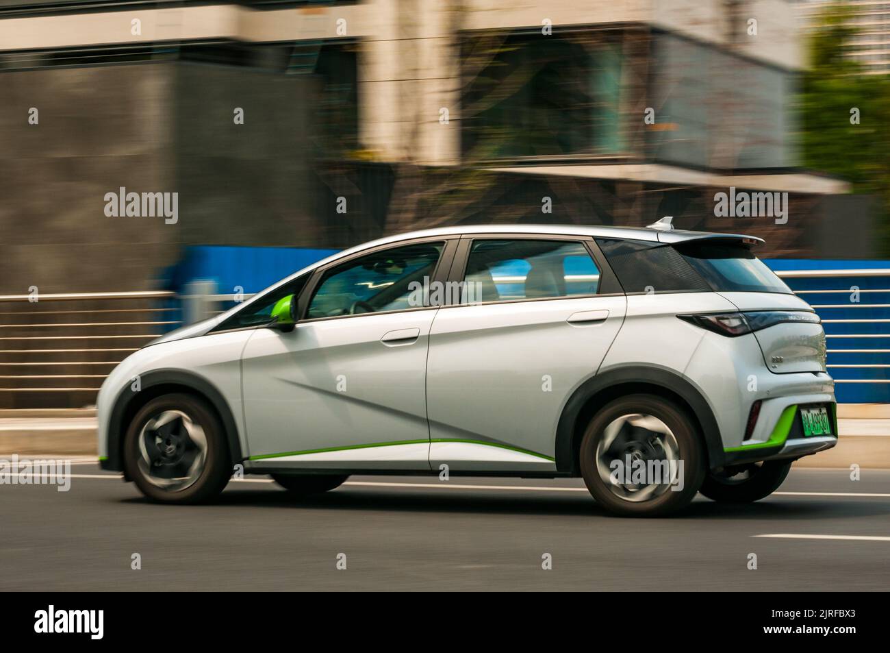 BYD Dolphin kleiner elektrischer Heckklappe, der auf der Straße im Putuo District, Shanghai, China, gefahren wird. Stockfoto