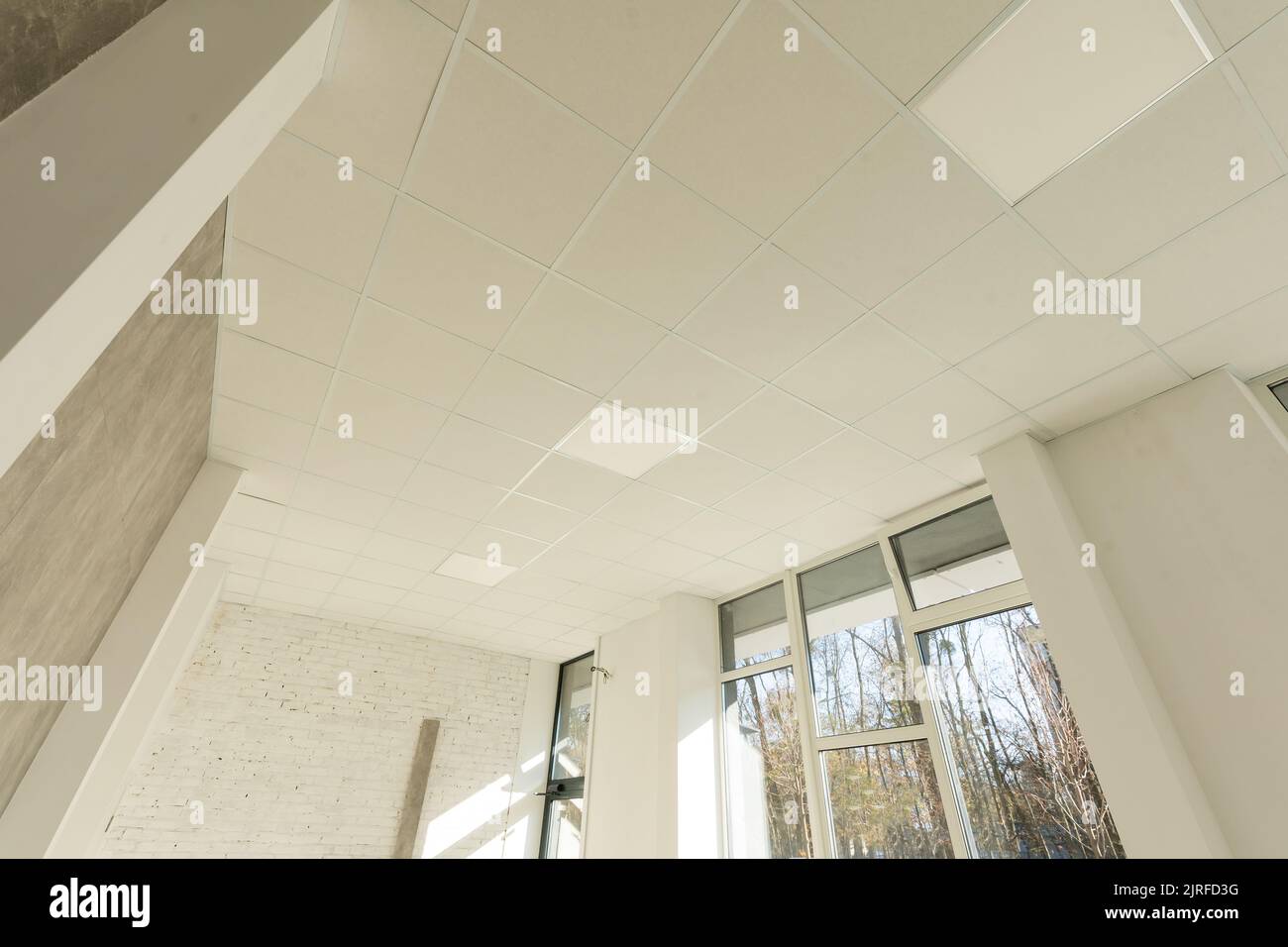 Hängende weiße Decke aus Styropor-Fliesen Stockfotografie - Alamy