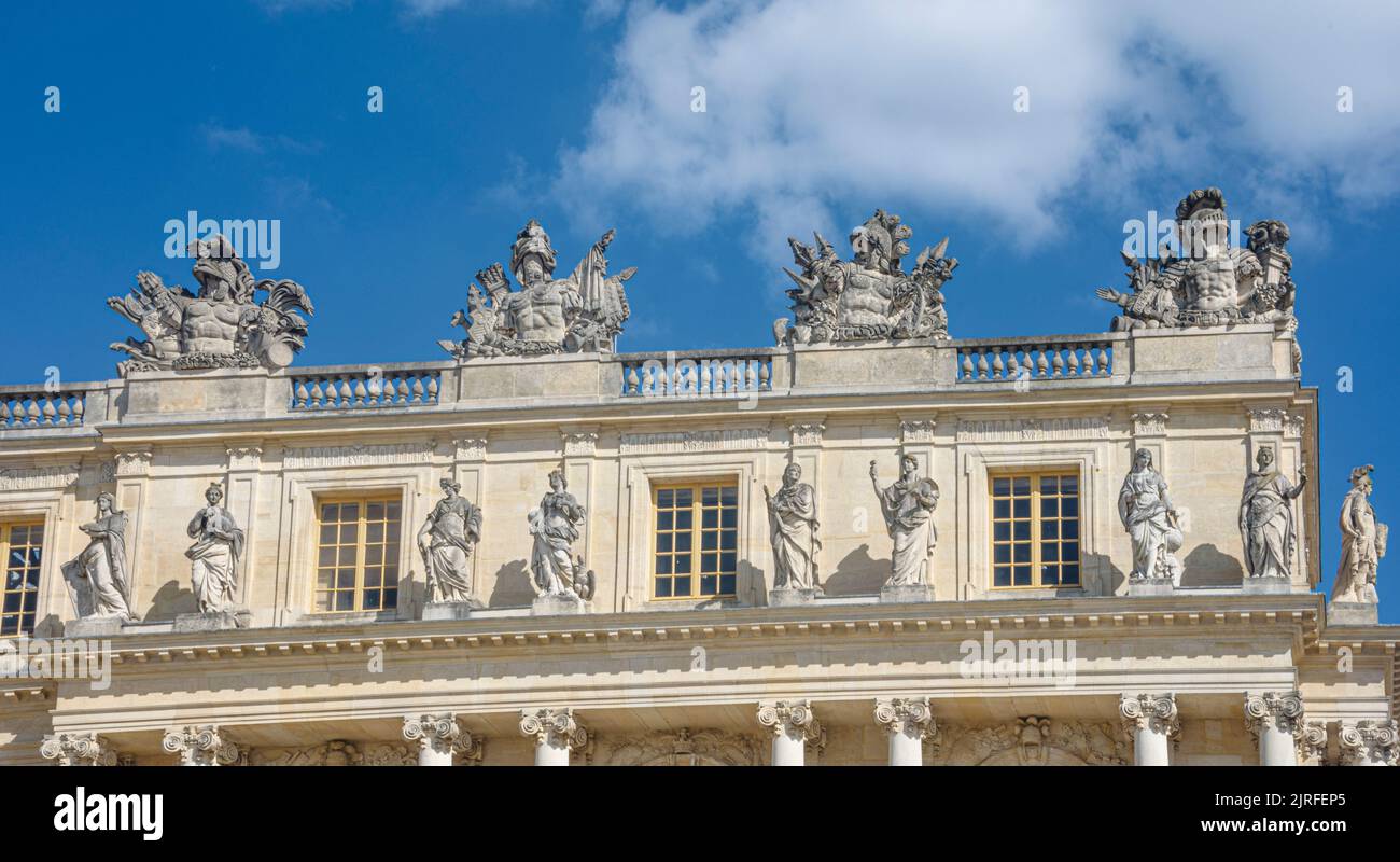 Ein Teil der Fassade des Spiegelsaals aus den Gärten von Versailles, Paris, Frankreich. Quelle: http://apuntes.santanderlasalle.es/arte/barroco/ Stockfoto