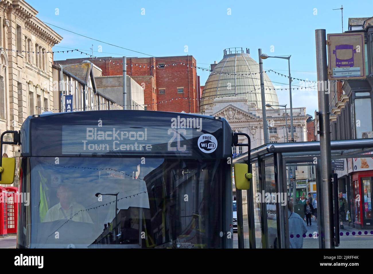 Blackpool Bus 2C nach Town Center, Blackpool Transport Services Ltd, Lancashire, England, UK, FY1 - Mercedes-Benz Citaro B38F - Flotte Nr. 566 Stockfoto