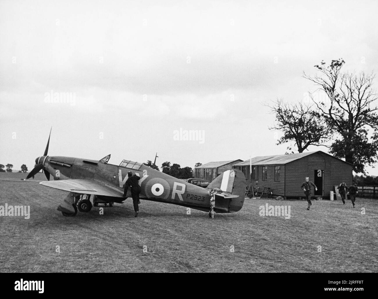 RAF Fighter Command 1940 Piloten von Nr. 85 Geschwader auf die Hurrikane an der Sat-Landeplatz auf Schloss Camps, Juli 1940. Im Vordergrund ist P 2923 VQ-R, durch Plt geflogen aus Albert G Lewis. Stockfoto