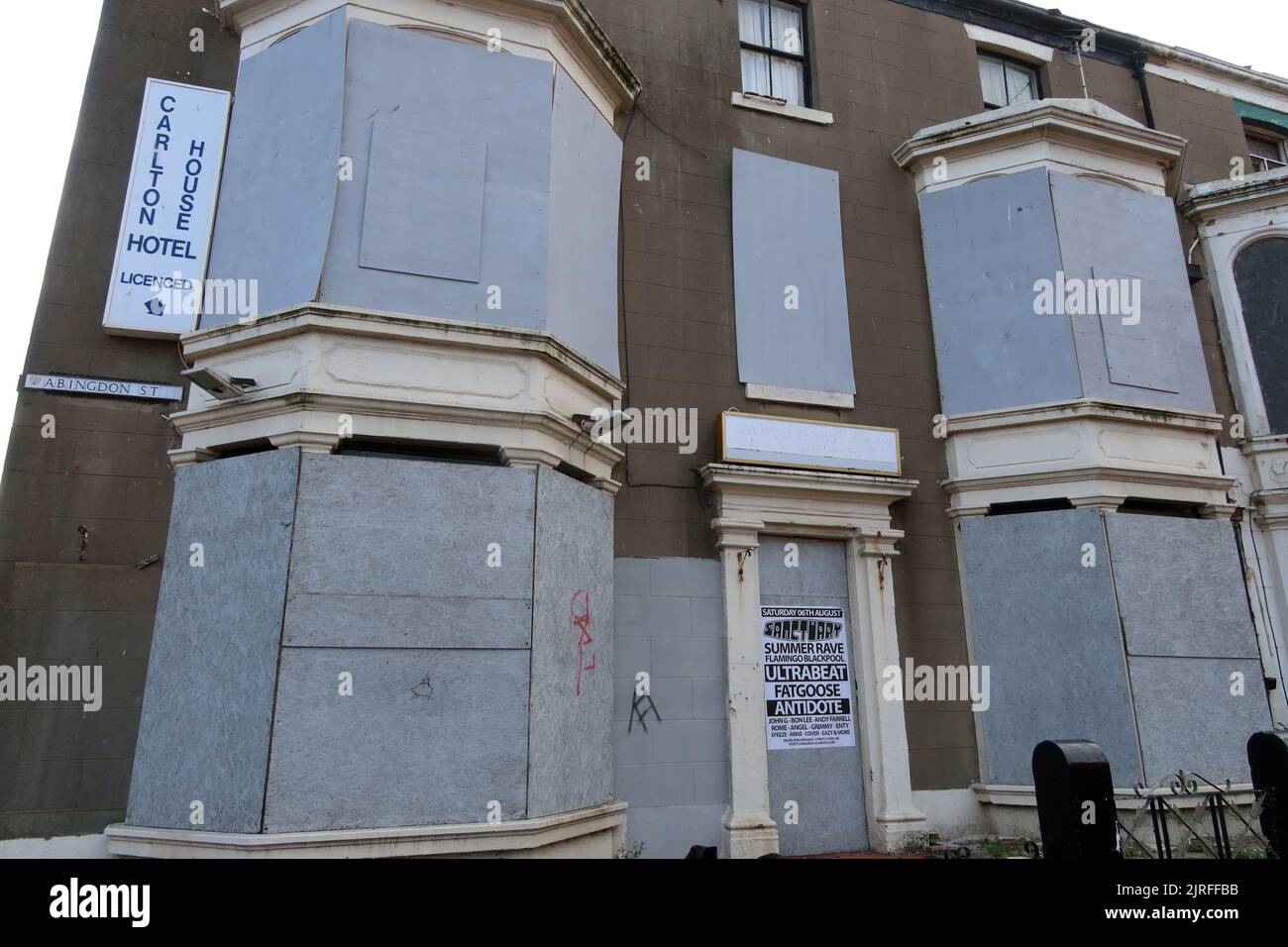 Ex-Carlton House Hotel, Abingdon Street, bewacht und verfallen, Blackpool, Lancashire, England, Großbritannien, FY1 1DH Stockfoto