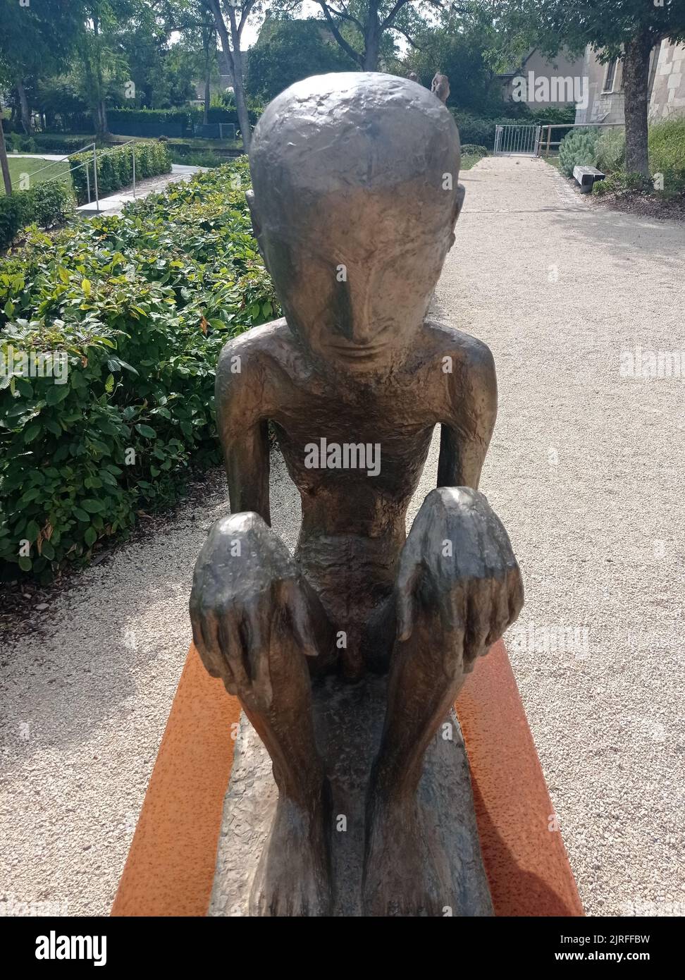 SKULPTUR D'UN HOMME ACCROUPI DANS UN JARDIN FRANÇAIS Stockfoto