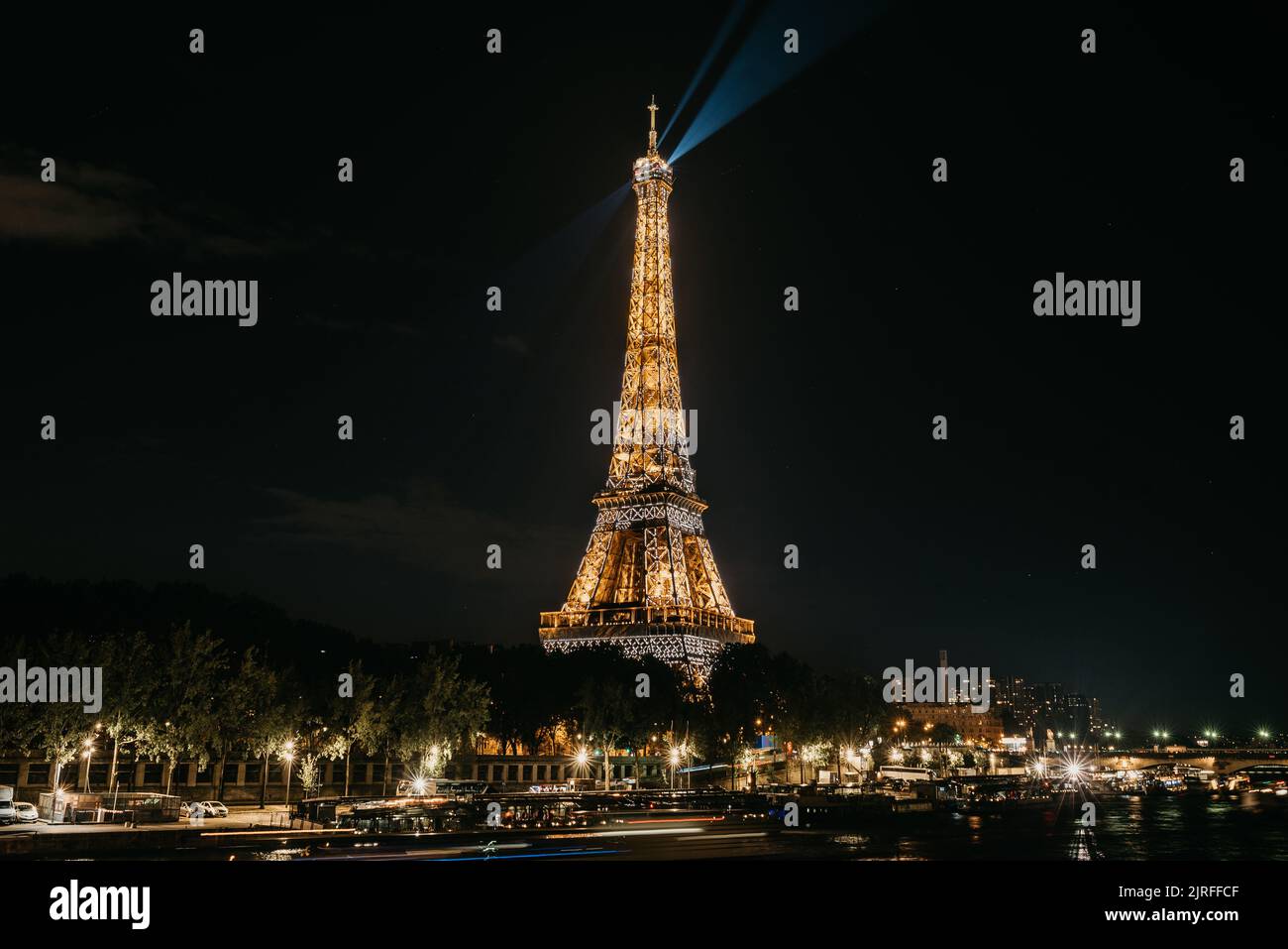 Eiffelturm in der Nacht Stockfoto