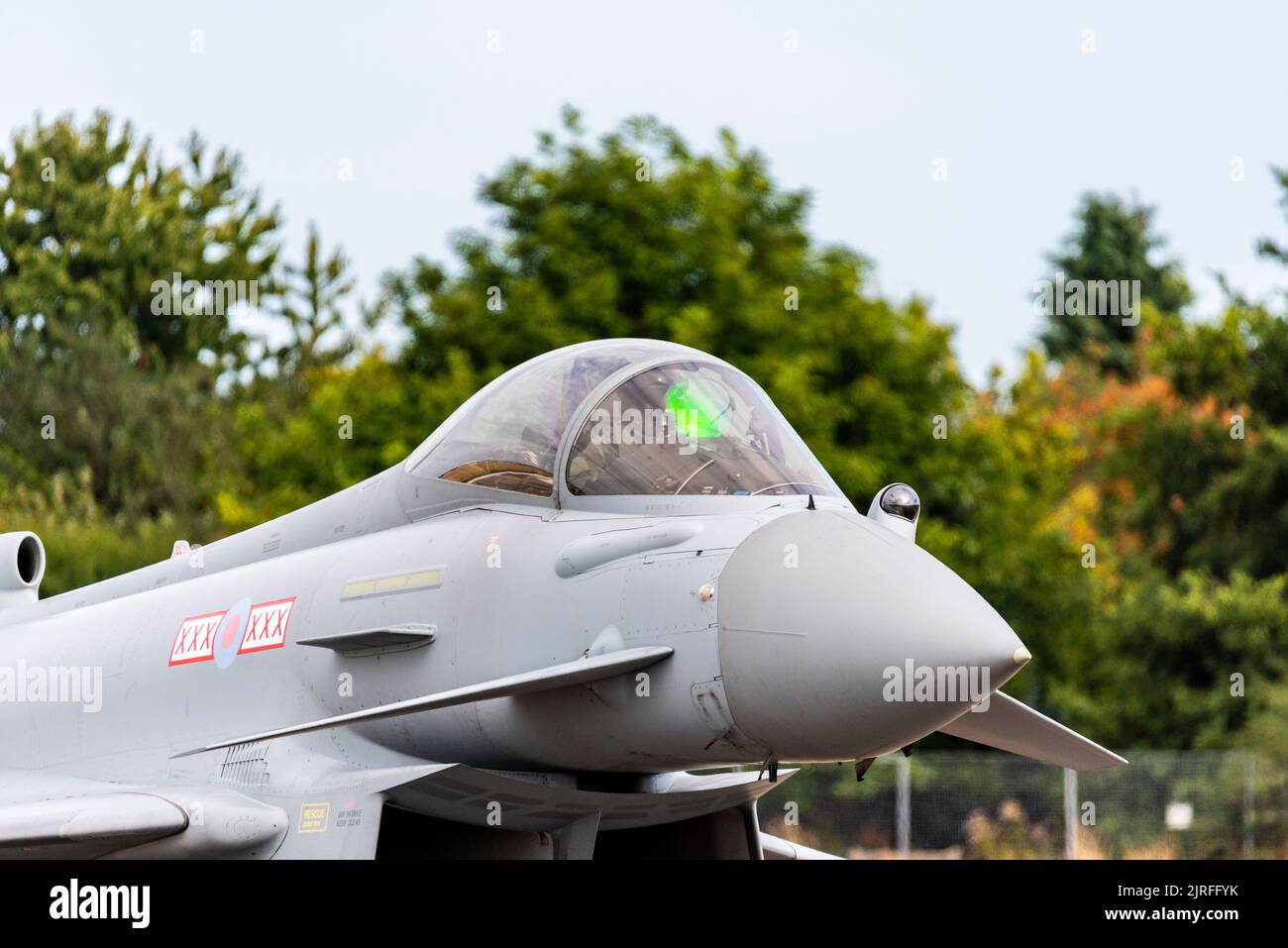 RAF Typhoon Jet-Kampfflugzeug am Londoner Flughafen Southend für Flugausstellungen. Vorderseite, Nase, mit leuchtend grünem HUD Head-up-Display. Pilot im Cockpit Stockfoto