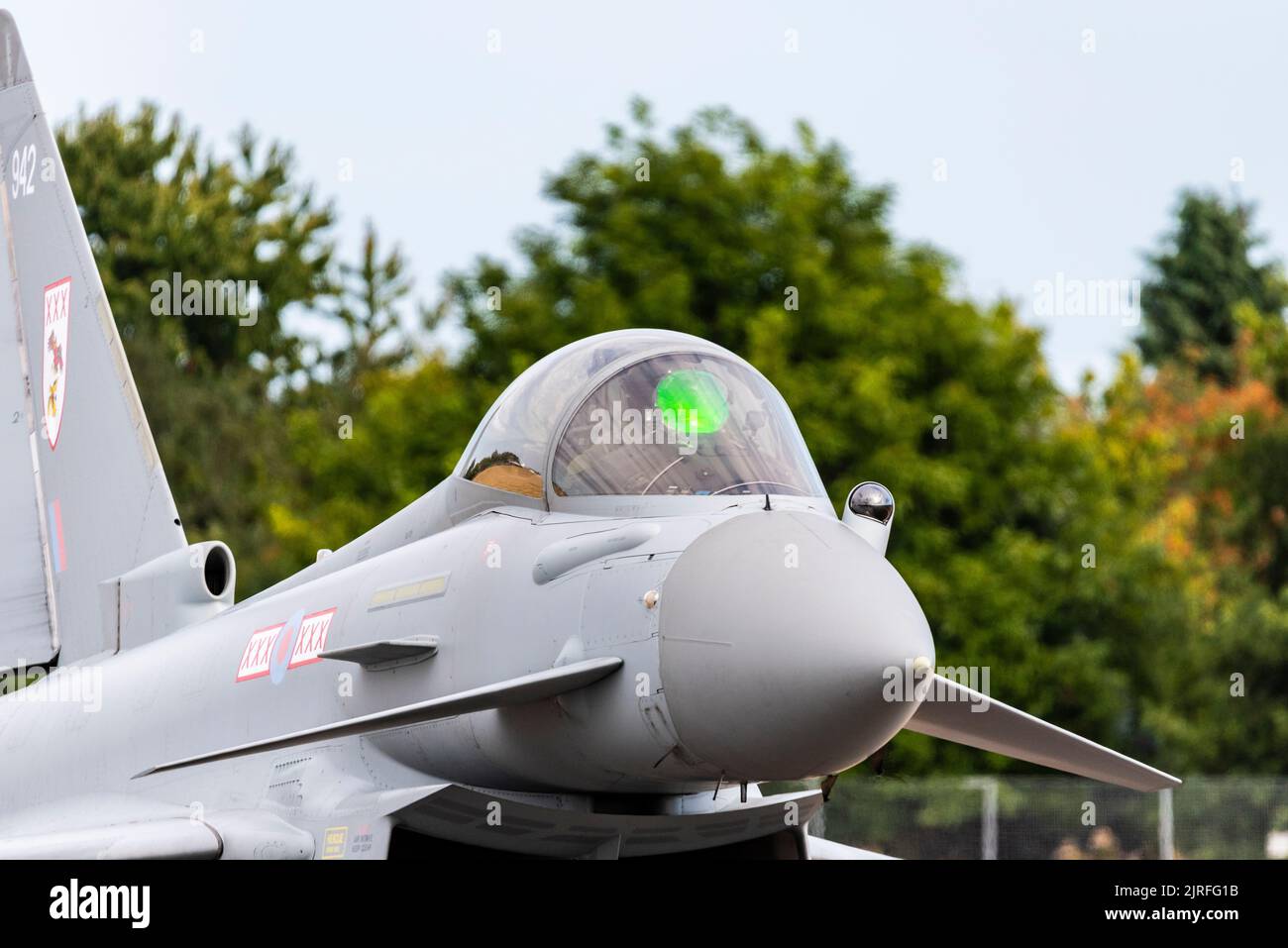 RAF Typhoon Jet-Kampfflugzeug am Londoner Flughafen Southend für Flugausstellungen. Vorderseite, Nase, mit leuchtend grünem HUD Head-up-Display. Pilot im Cockpit Stockfoto