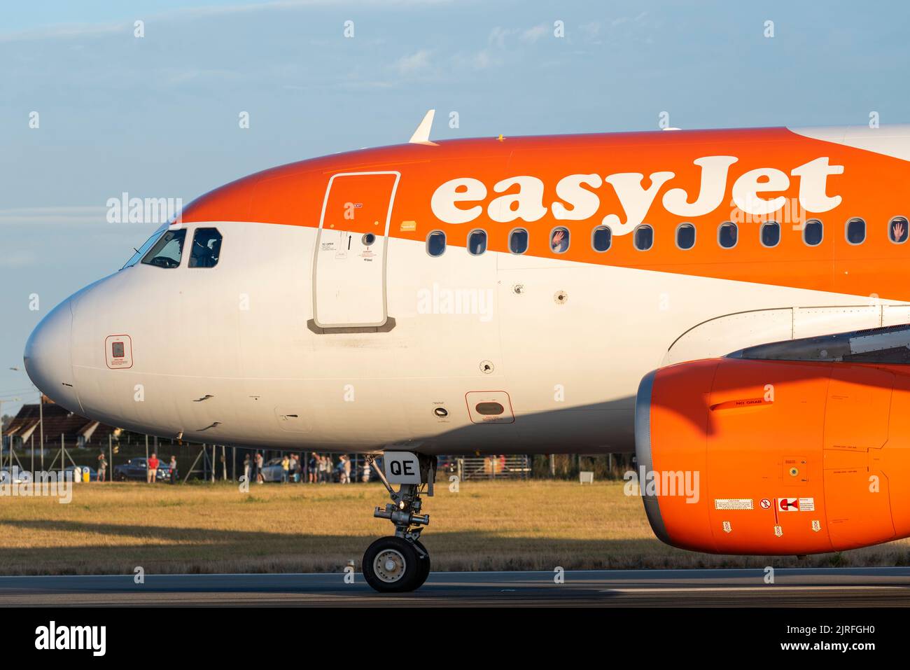 EasyJet Airbus A319 Airliner-Düsenflugzeug rollt nach der Landung am London Southend Airport, Essex, Großbritannien. Passagiere winken aus dem Fenster. EasyJet-Logo Stockfoto