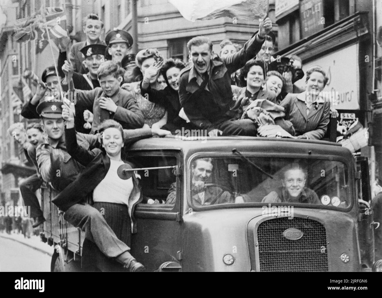 Ve Tag feiern in London, 8. Mai 1945 ein Lkw von Feiernden über den Strand, London, Stockfoto