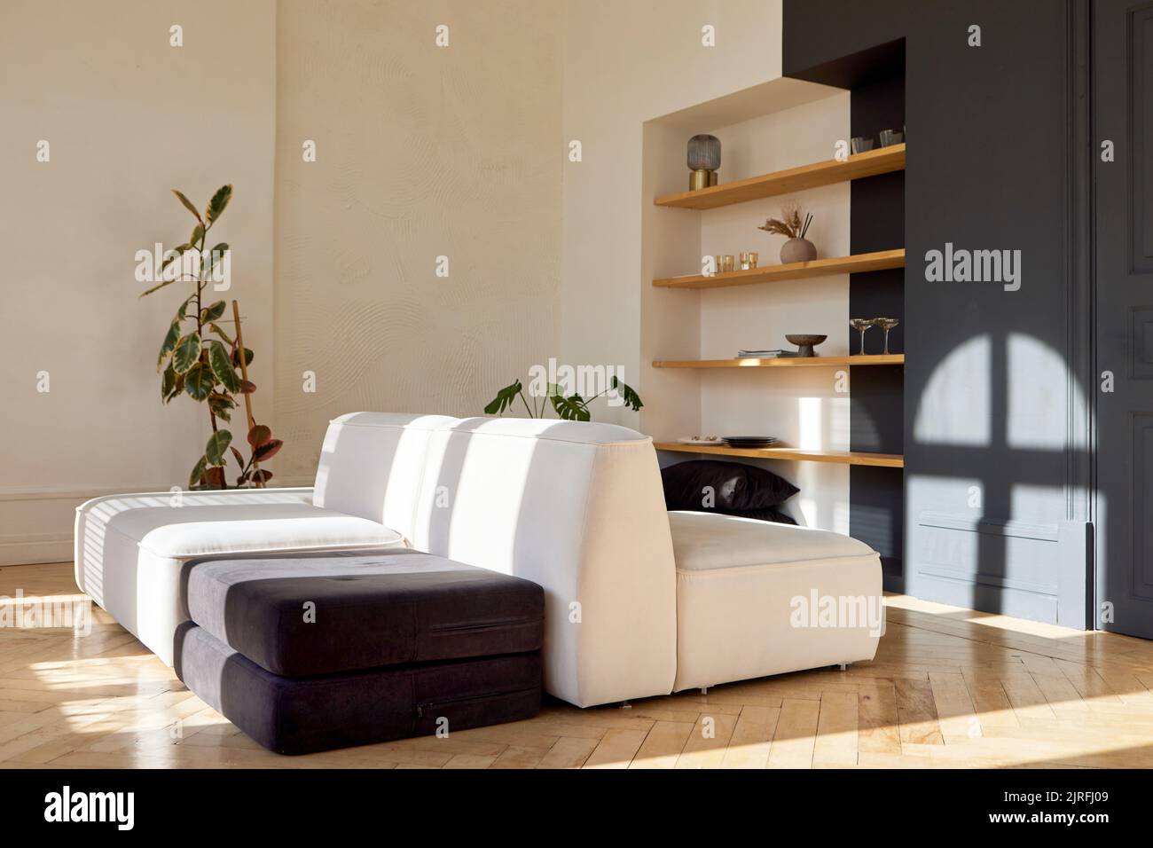 Geräumiges Wohnzimmer Innenausstattung bequeme Couch verschiedene dekorative Elemente Stockfoto