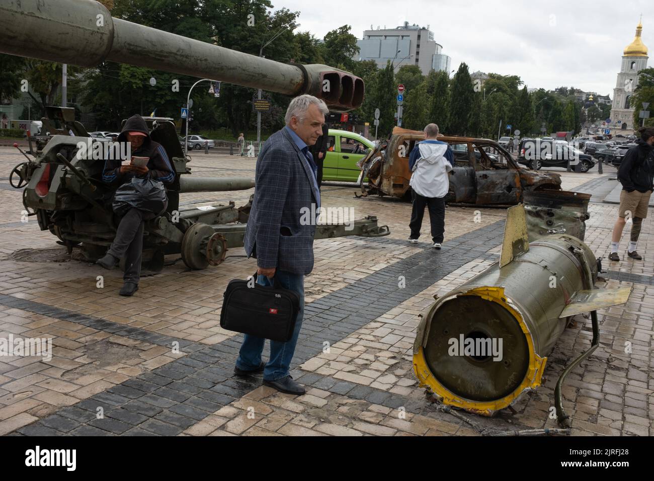 Ausstellung von zerstörten und verbrannten Militärpanzern und Fahrzeugen aus dem aktuellen Krieg und der russischen Invasion in der Ukraine vor dem Kloster St. Michael’s Golden Domes in Kiew, Ukraine, 19. Juli 2022. Stockfoto