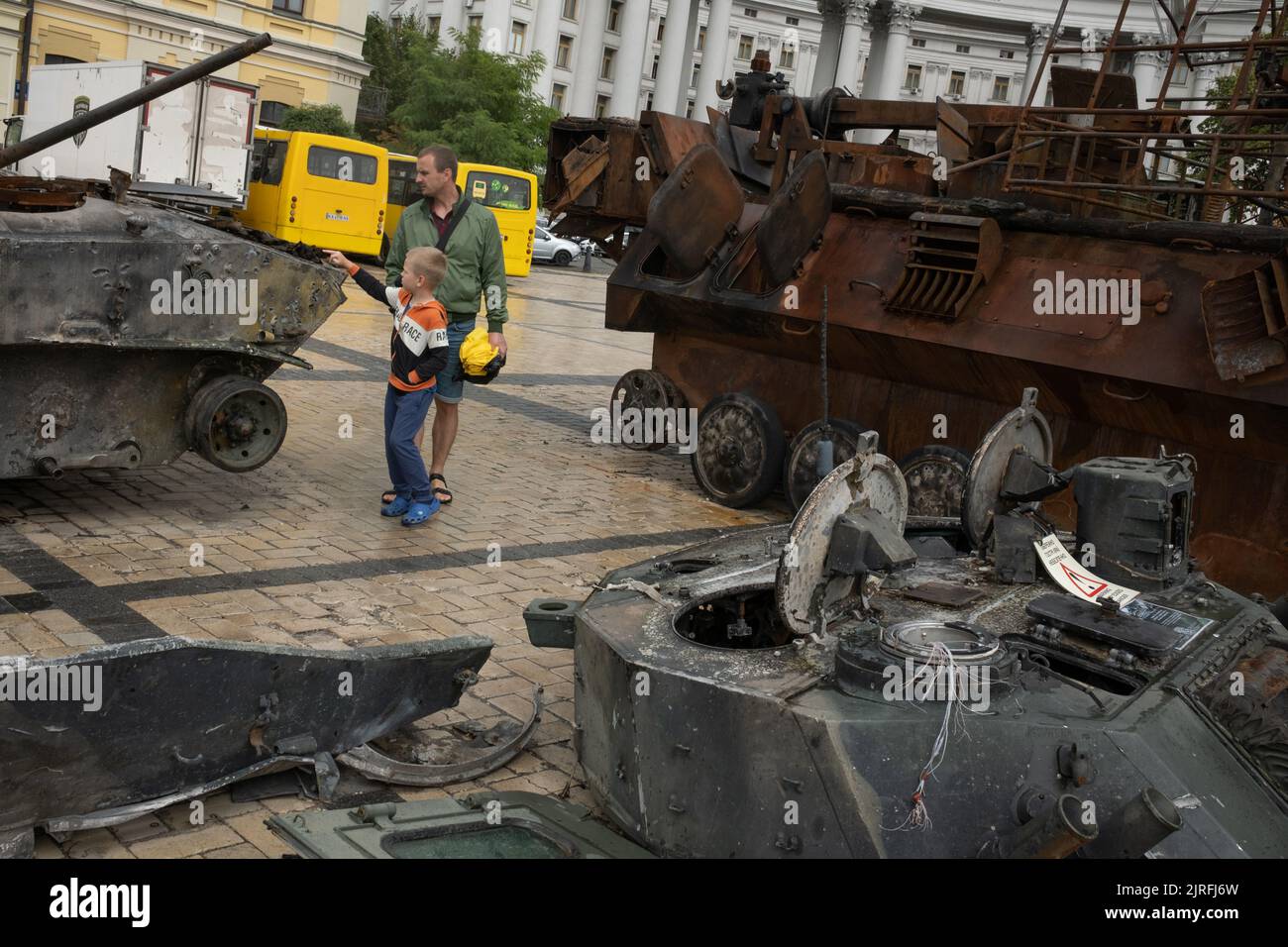 Ausstellung von zerstörten und verbrannten Militärpanzern und Fahrzeugen aus dem aktuellen Krieg und der russischen Invasion in der Ukraine vor dem Kloster St. Michael’s Golden Domes in Kiew, Ukraine, 19. Juli 2022. Stockfoto