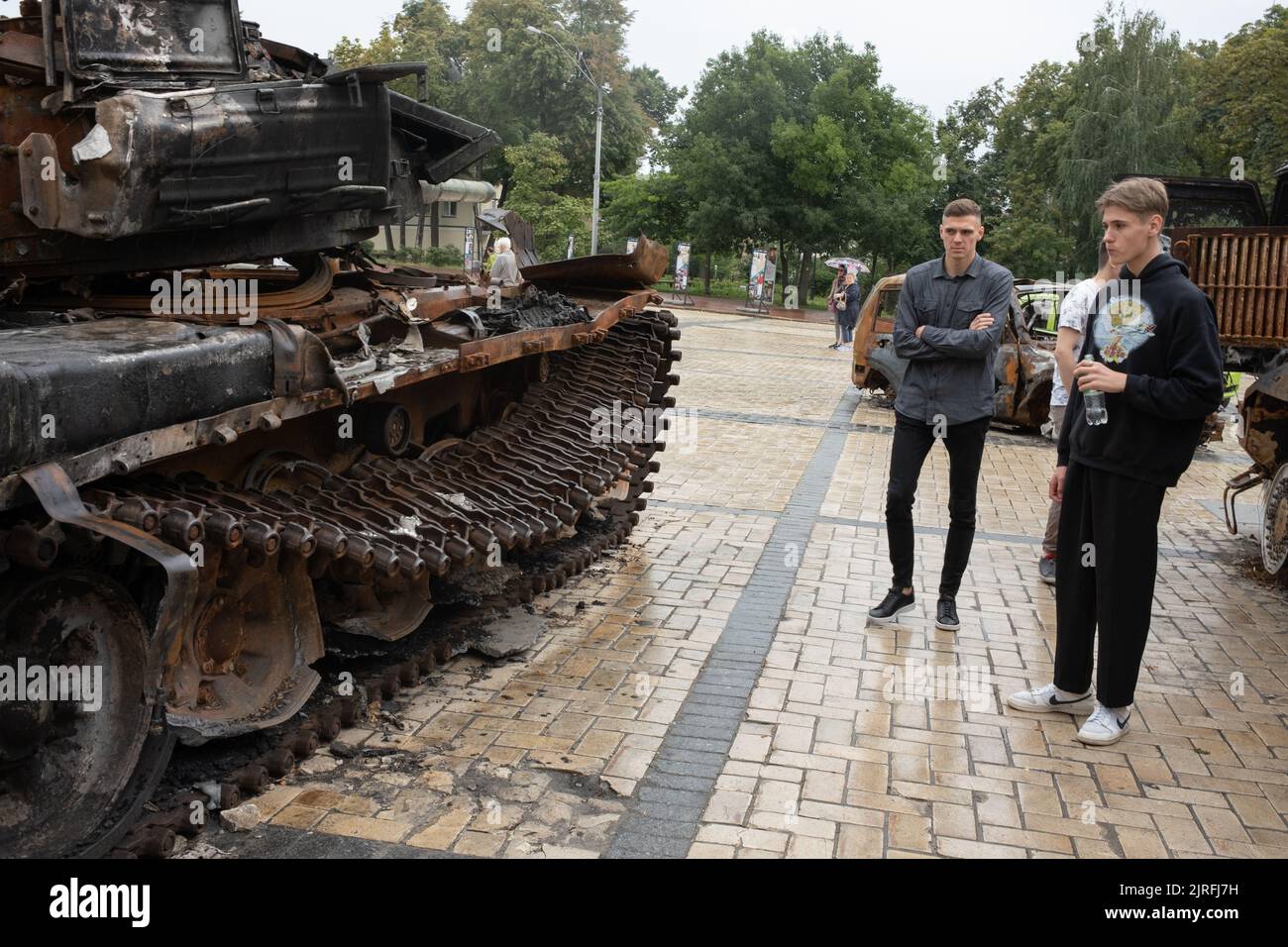 Ausstellung von zerstörten und verbrannten Militärpanzern und Fahrzeugen aus dem aktuellen Krieg und der russischen Invasion in der Ukraine vor dem Kloster St. Michael’s Golden Domes in Kiew, Ukraine, 19. Juli 2022. Stockfoto