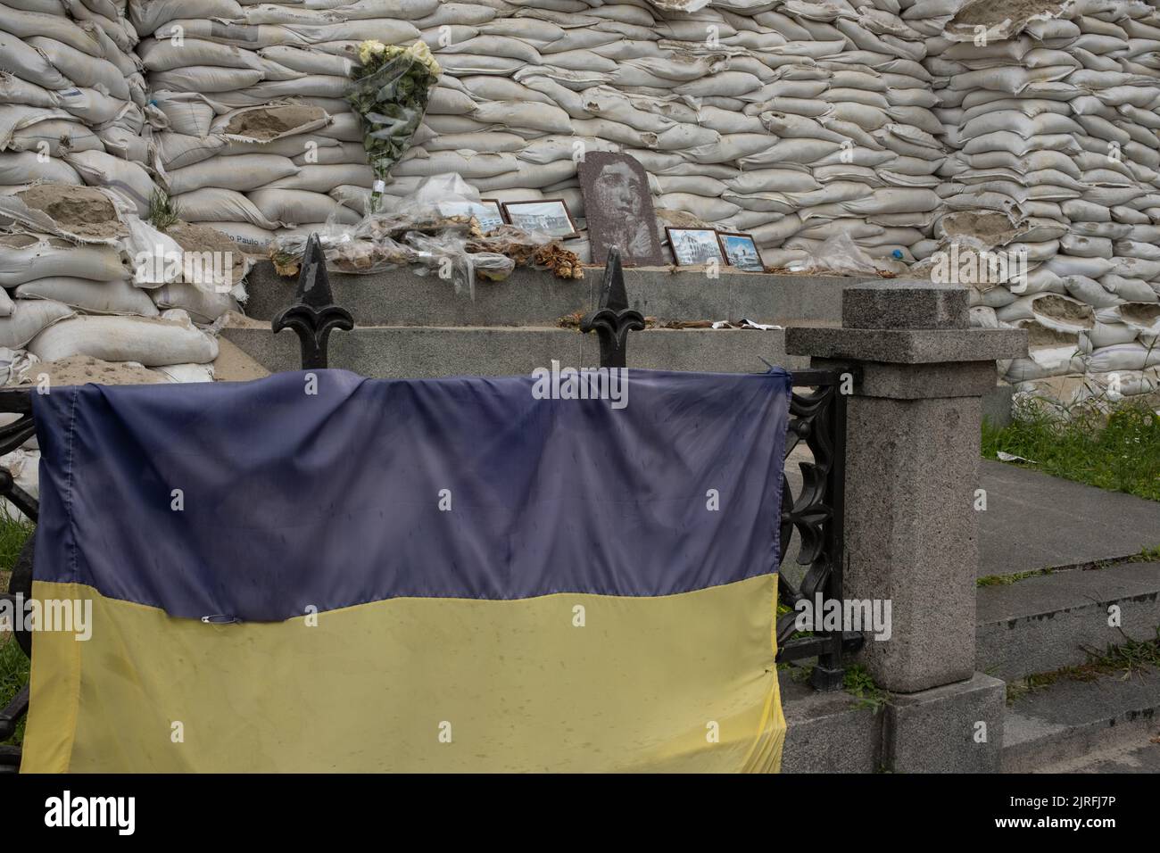 Denkmal, das während des Krieges durch die russische Invasion in Kiew, Ukraine, am 19. Juli 2022, mit Sandsäcken bedeckt war. Stockfoto