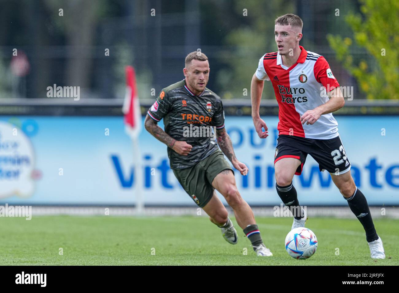 ROTTERDAM, NIEDERLANDE - 24. AUGUST: Thibaut Lesquoy von Willem II., Patrik Walemark von Feyenoord beim Freundschaftsspiel zwischen Feyenoord und Willem II. In Varkenoord am 24. August 2022 in Rotterdam, Niederlande (Foto: Geert van Erven/Orange Picts) Stockfoto