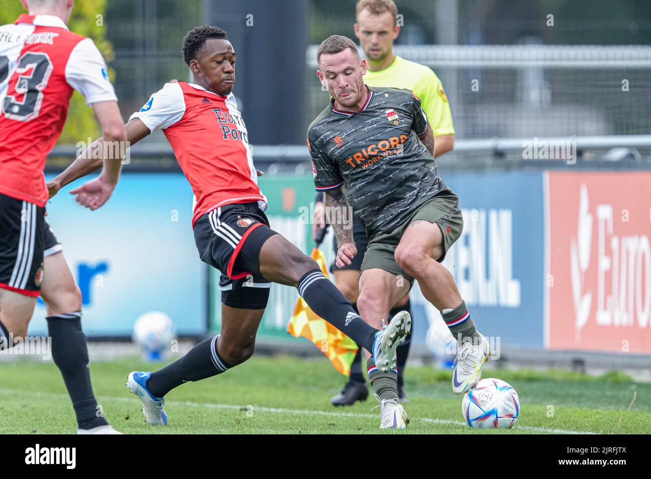 ROTTERDAM, NIEDERLANDE - 24. AUGUST: Antoni Milambo von Feyenoord, Thibaut Lesquoy von Willem II. Während des Freundschaftsspiel zwischen Feyenoord und Willem II. In Varkenoord am 24. August 2022 in Rotterdam, Niederlande (Foto: Geert van Erven/Orange Picts) Stockfoto