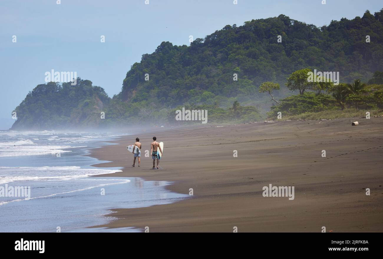 Die beiden Surfer am Strand von Playa Hermosa in Costa Rica Stockfoto