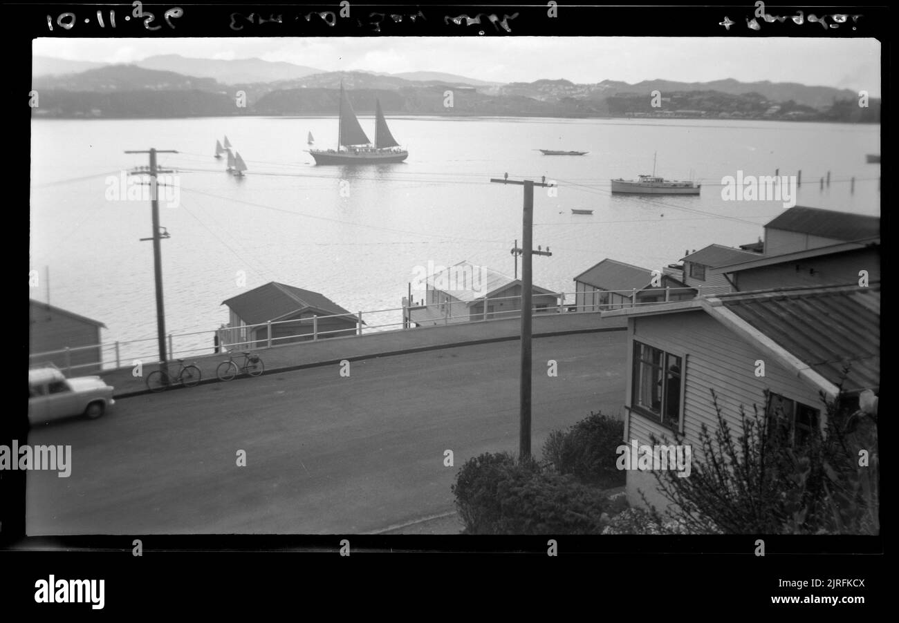 Evans Bay und Rongotai, 10. November 1956, von Leslie Adkin. Stockfoto
