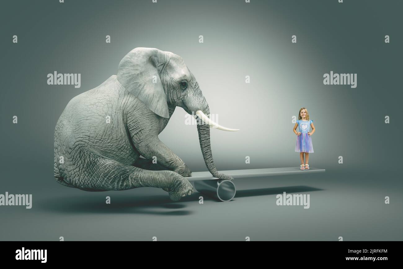 Kleines Mädchen balanciert auf einem Brett mit einem großen Elefanten Stockfoto
