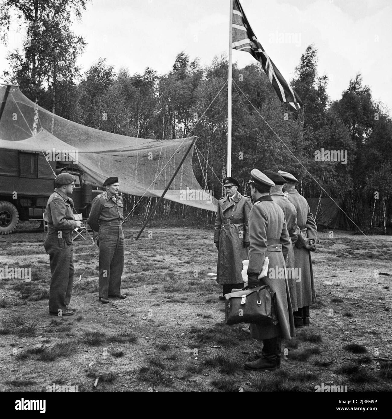 Deutsche Streitkräfte suchen Begriffe ergeben, Mai 1945 Feldmarschall Sir Bernard Montgomery mit der deutschen Delegierten außerhalb seiner Hauptsitz am 21. Armee Gruppe. Stockfoto