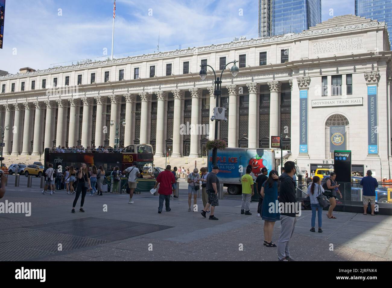 New York, NY, USA - 23. Aug 2022: Der neu renovierte Bahnhof Moynihan an der Eighth Ave mit einem Reisebus im Vordergrund Stockfoto
