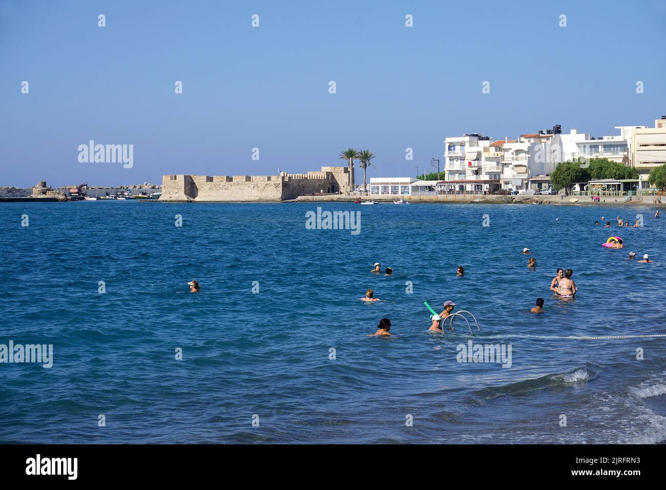 Badestrand und die historische venezianische Festung in Ierapetra, der südlichsten Stadt Griechenlands, Kreta, Griechenland, Europa Stockfoto