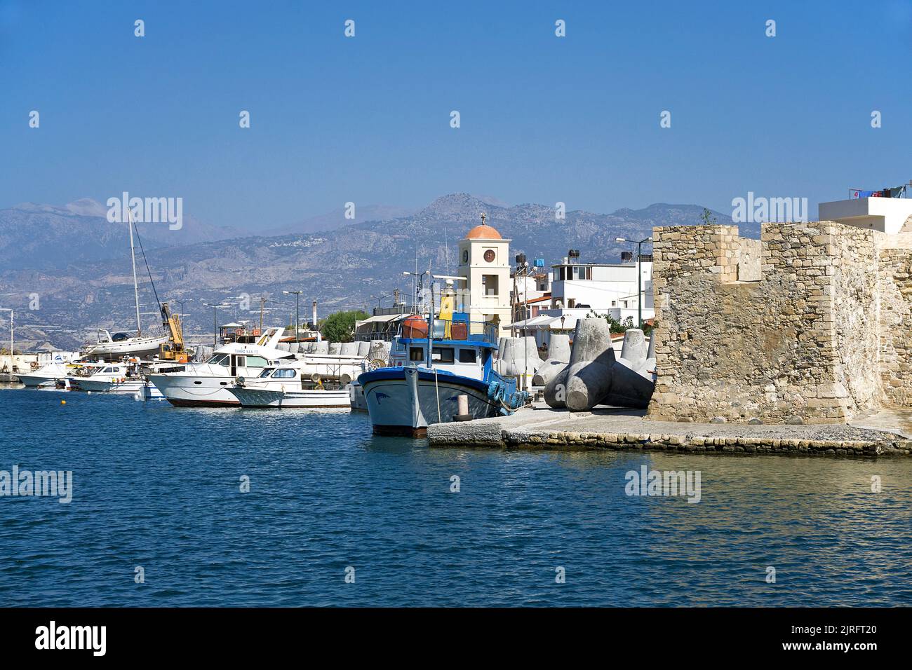 Fischerboote im Hafen von Ierapetra, der alten venezianischen Festung, ist Ierapetra die südlichste Stadt Griechenlands, Kretas, Griechenlands und Europas Stockfoto