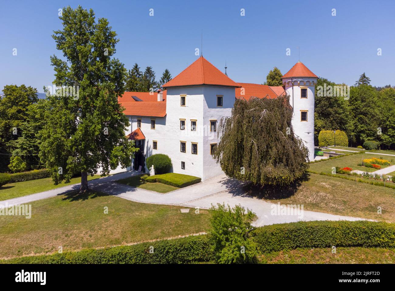Schöne Luftdrohne Ansicht von Bogensperk Schloss, Litija, Slowenien. Stockfoto