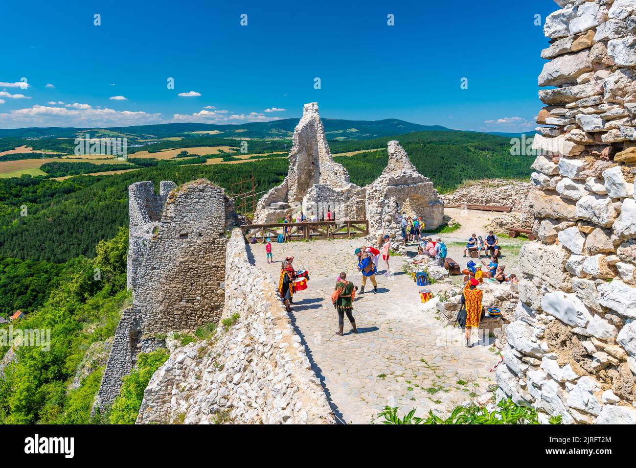 Cachtice, Slowakei - 4,7.2020: Touristen besuchen die Ruine der mittelalterlichen Burg Cachtice. Berühmte Burg aus der Legende über die Blutlady Bathory bekannt. Summe Stockfoto