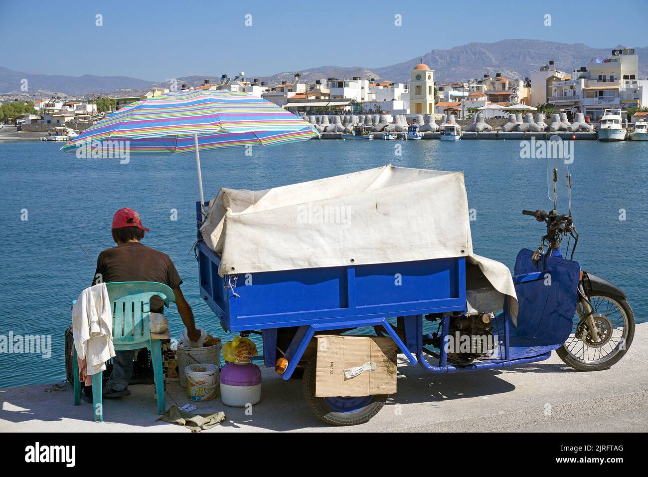 Fischer mit Dreirad am Hafen von Ierapetra, der südlichsten Stadt Griechenlands, Kreta, Griechenland, Europa Stockfoto