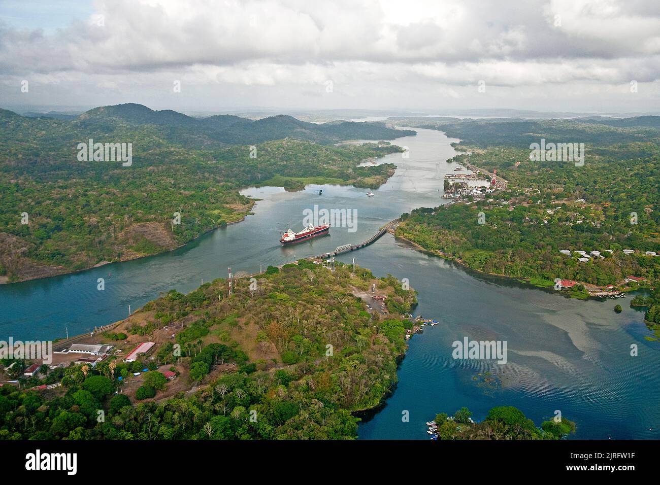 Hapag Lloyd Containerschiff auf dem Panamakanal, die wichtigste künstliche Wasserart im Wort, Panama Stockfoto
