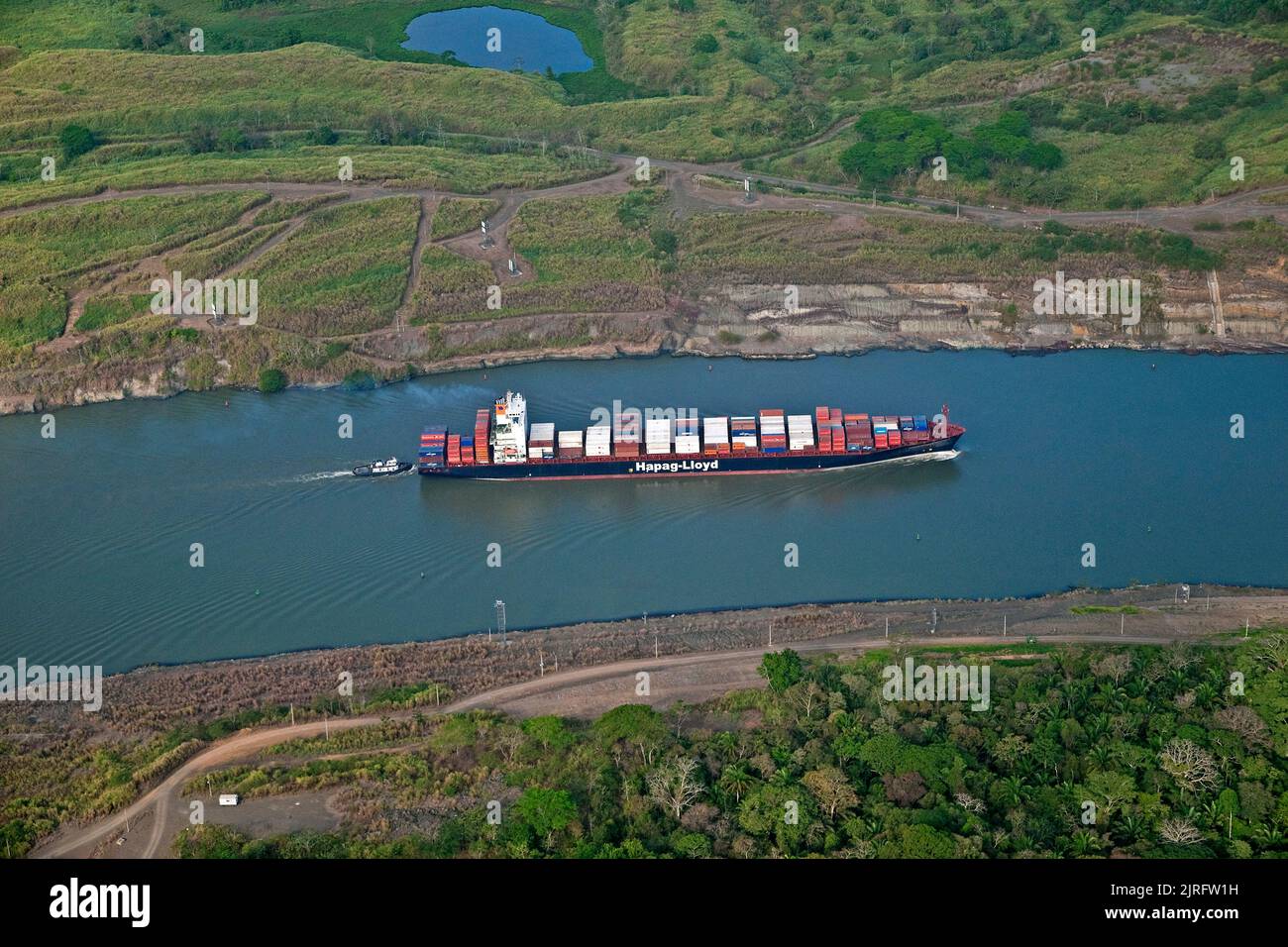 Hapag Lloyd Containerschiff auf dem Panamakanal, die wichtigste künstliche Wasserart im Wort, Panama Stockfoto