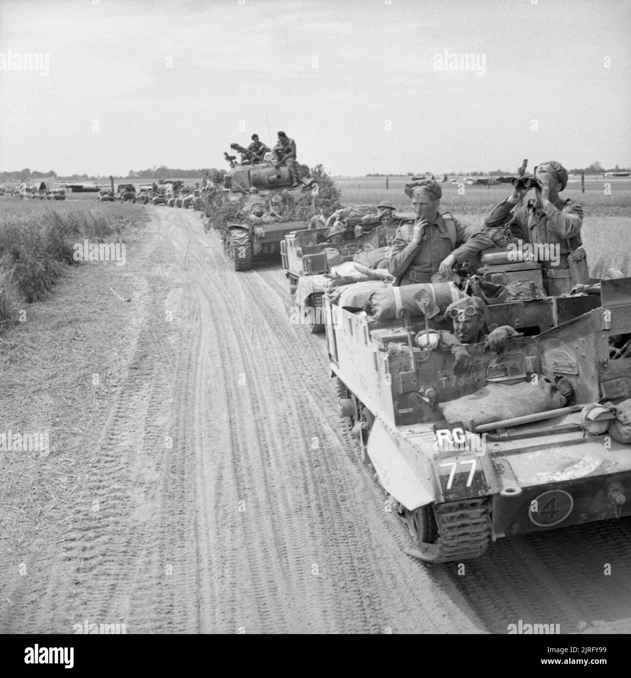 Die britische Armee in der Normandie Kampagne 1944 Carrier und einem Sherman Beobachtung Tank einer Artillerie zentrale Einheit bewegen bis der Orne Fluß während der Operation "Goodwood", vom 18. Juli 1944 zu überqueren. Stockfoto