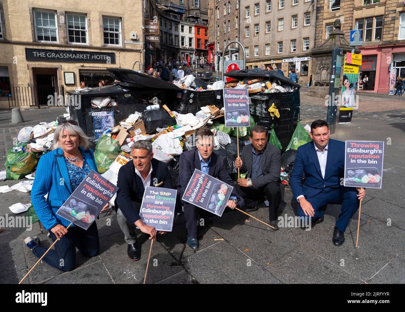 Edinburgh, Schottland, Großbritannien. 24.. August 2022. Politiker von Scottish Labour die Konservativen und Liberaldemokraten protestieren auf dem Grassmarket Square in der Altstadt von Edinburgh neben Müllhaufen. Sie protestierten gegen die Kürzungen der SNP-finanzierung, die ihrer Meinung nach die Ursache des aktuellen Streiks der Männer in der Stadt sei, der riesige Müllhaufen anhäufen würde. PIC; L bis R, Due Webber MSP, Alex Cole-Hamilton, Daniel Johnson MSP, Foysol Choudhury MSP, Miles Briggs MSP. Iain Masterton/Alamy Live News Stockfoto