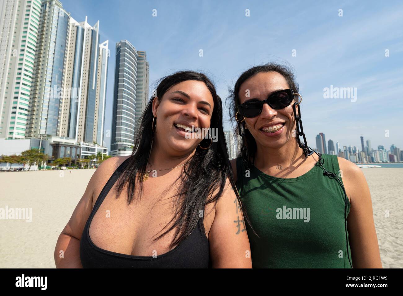 Balneário Camboriú, Santa Catarina, Brasilien - 28. Juli 2022: Transgender-Paare genießen die Südbucht von Balneario Camboriu Stockfoto