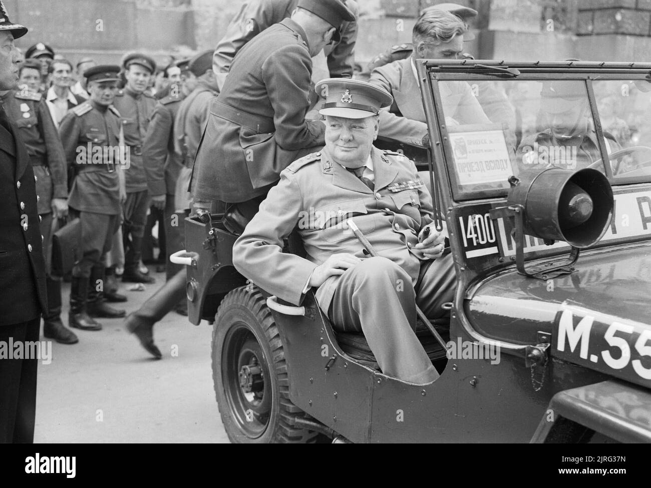 Winston Churchill in einem Jeep vor dem Deutschen Reichstag während einer Tour der zerstörten Stadt Berlin, den 16. Juli 1945. Premierminister Winston Churchill sitzt in einem Jeep vor dem Reichstag während einer Tour der zerstörten Stadt Berlin, Deutschland am 16. Juli 1945. Stockfoto