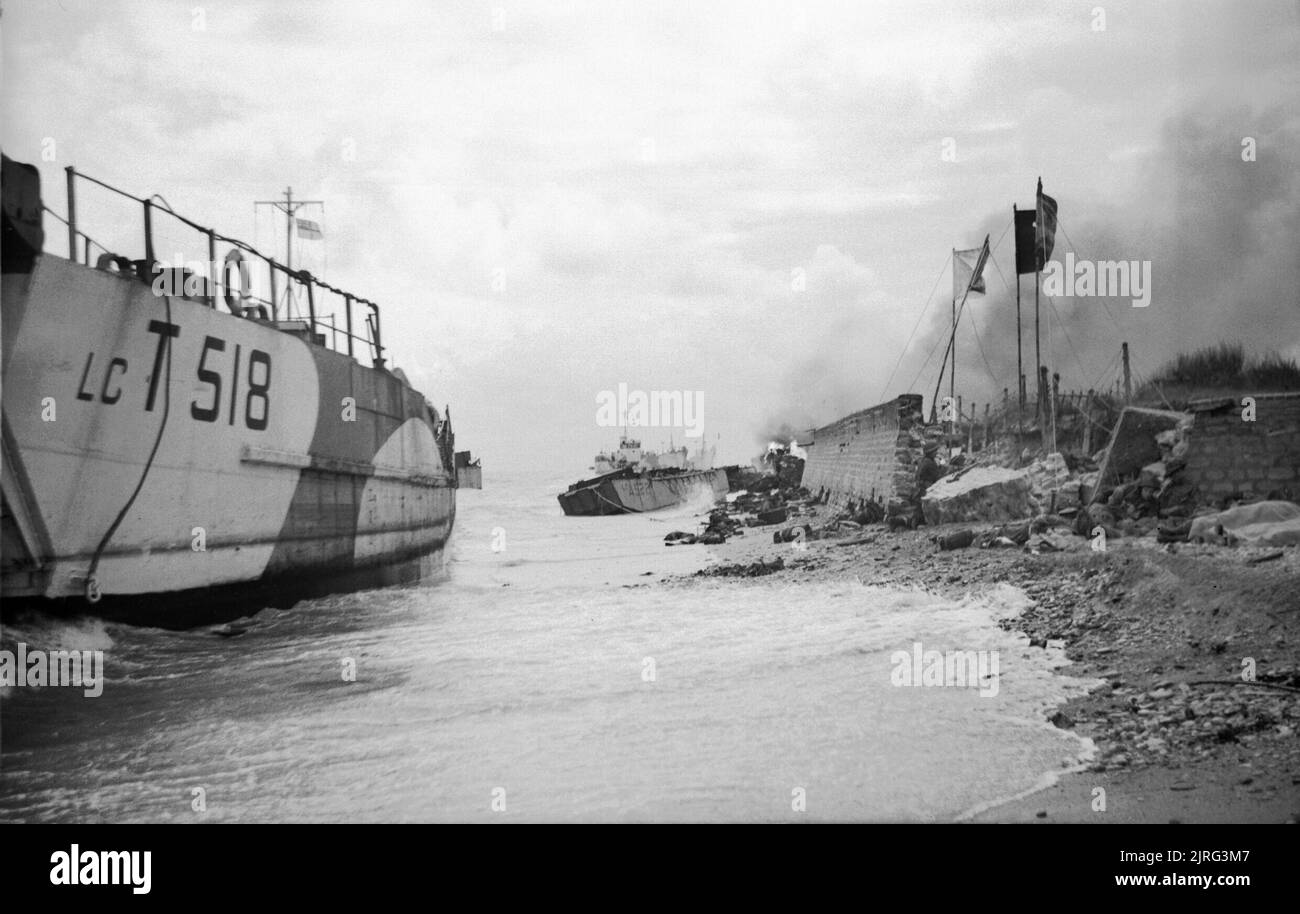 D-Day - britische Truppen während der Invasion in der Normandie am 6. Juni 1944 Landing Craft auf Nan Roten Strand ruinierte, Juno, in St Aubin-sur-Mer, 6. Juni 1944. Dies war das Gebiet, wo 48 (RM) Commando landete, grosse Verluste, wenn zwei Ihrer Landing Craft Hindernisse getroffen und sank. Stockfoto