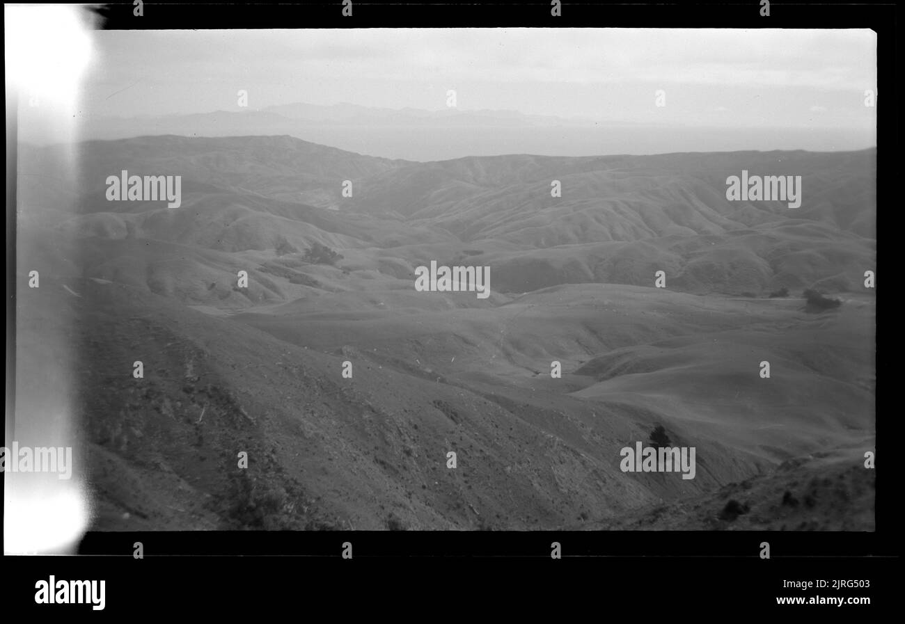 Parkvale Road to Kauhau Peak, 11. September 1948, von Leslie Adkin. Stockfoto