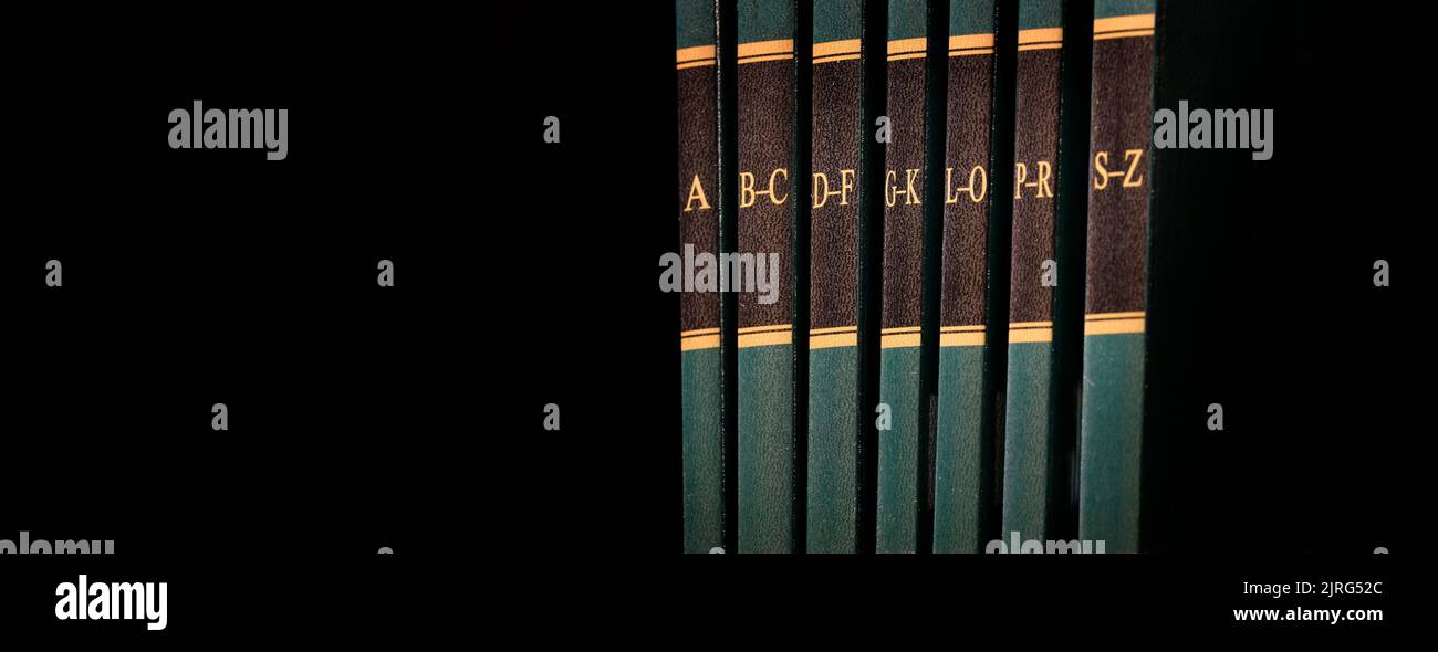 Index-Leitfaden für Rechtsbücher in der Bücherregal Bibliothek rechtliche Leserecht mit schwarzem Hintergrund Stockfoto